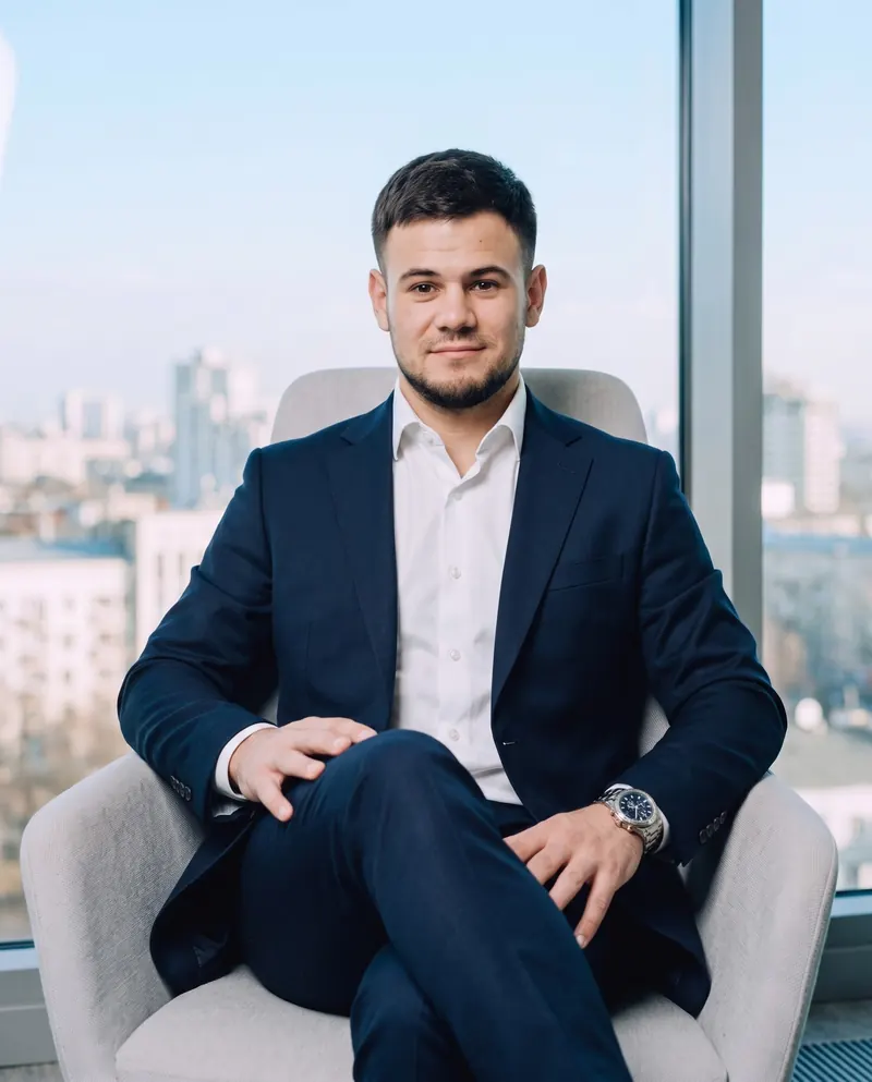Олександр в офісі